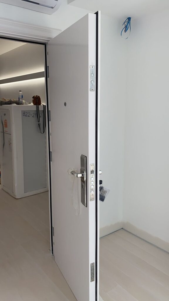 Puertas y ventanas vidrio templado Puerta de seguridad color blanca alto 2,05m ancho 86cm