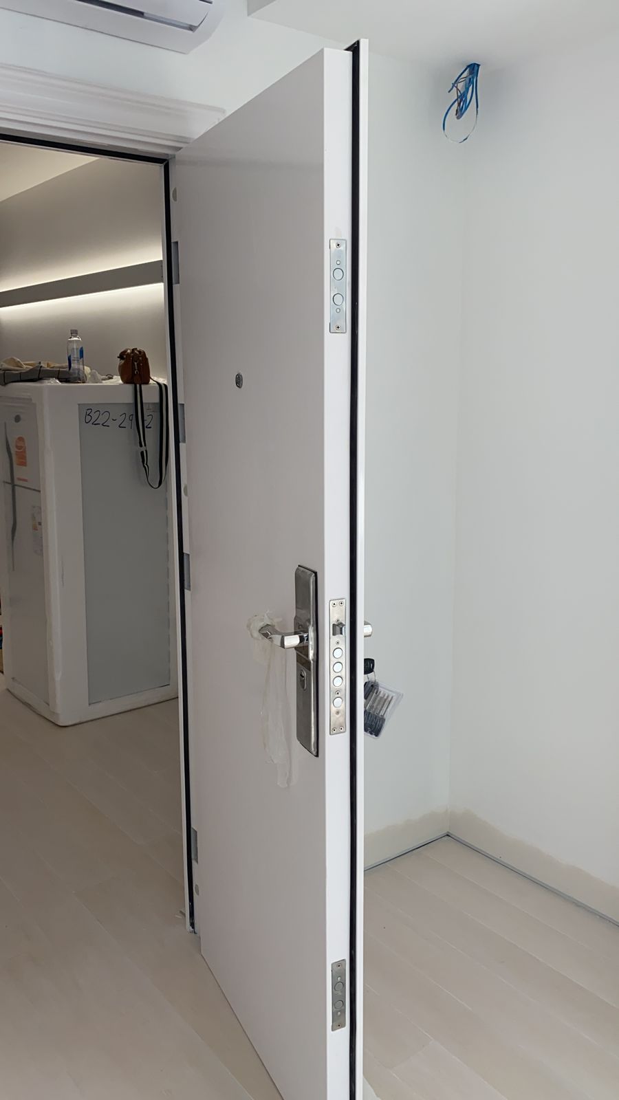 Puertas y ventanas vidrio templado Puerta de seguridad color blanca alto 2,05m ancho 86cm
